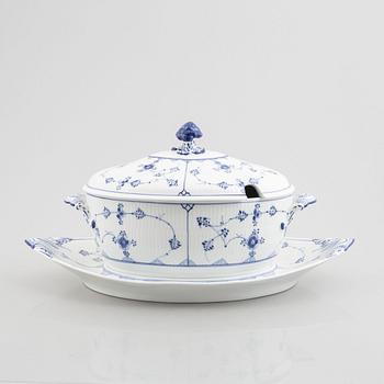 A Royal Copenhagen musselmaalet tureen with cover and stand, plain fluted, 1894-1900. Model 361.