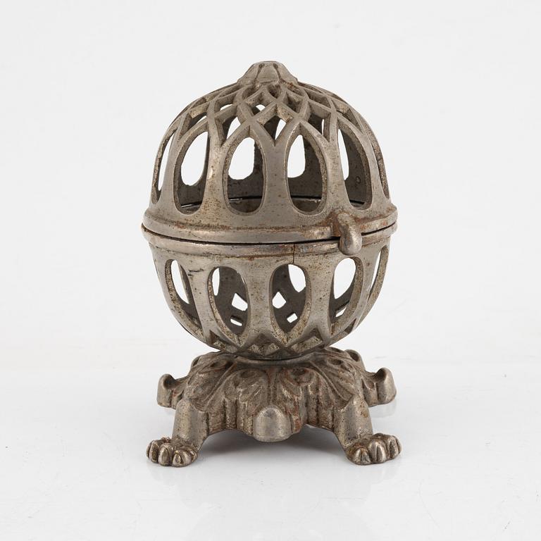 A metal string-holder, Eskilstuna, circa 1900.