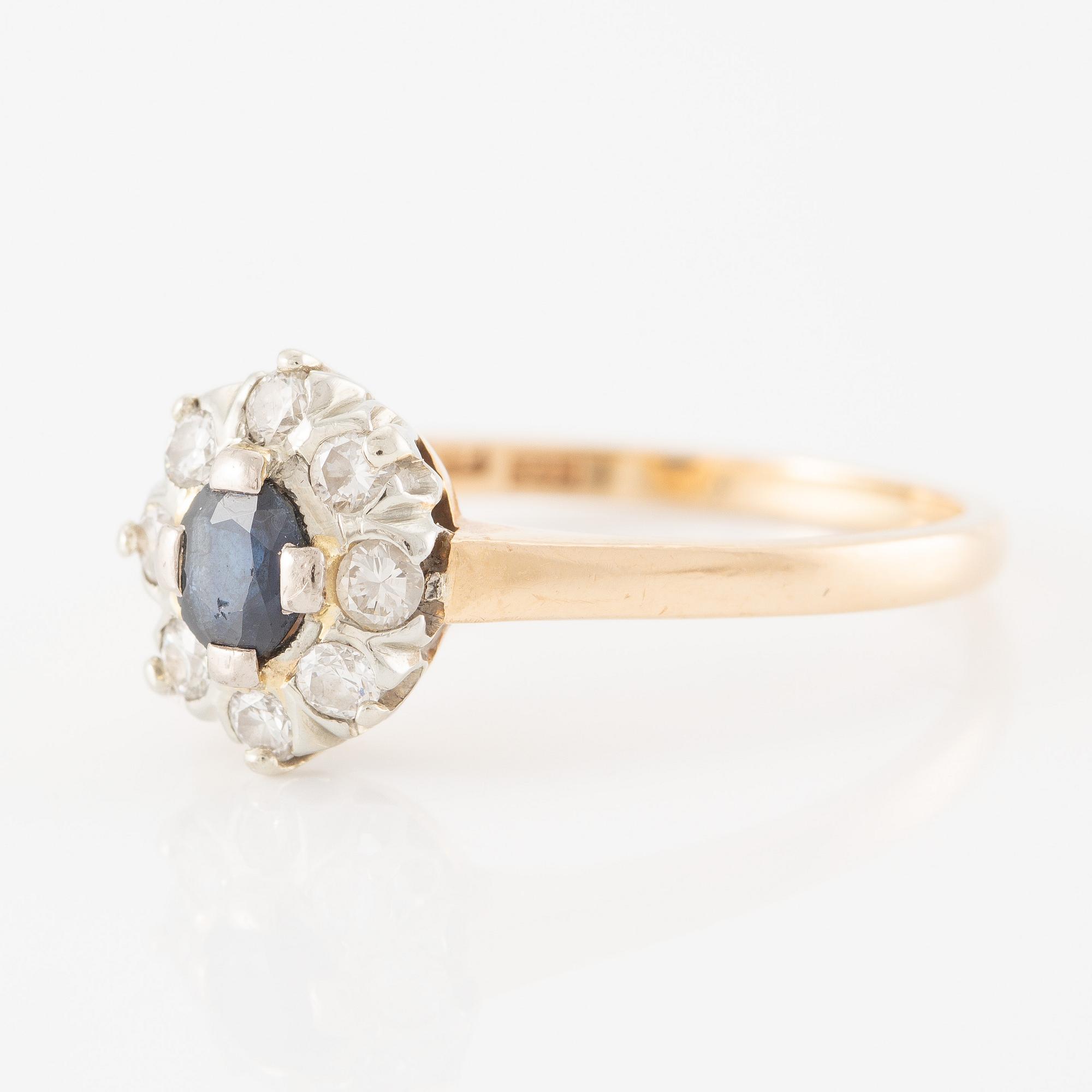 Ring, 18K guld med liten safir och briljantslipade diamanter.