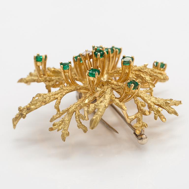 Rintaneula, 18K kultaa, timantti n. 0.06 ct ja smaragdeja.