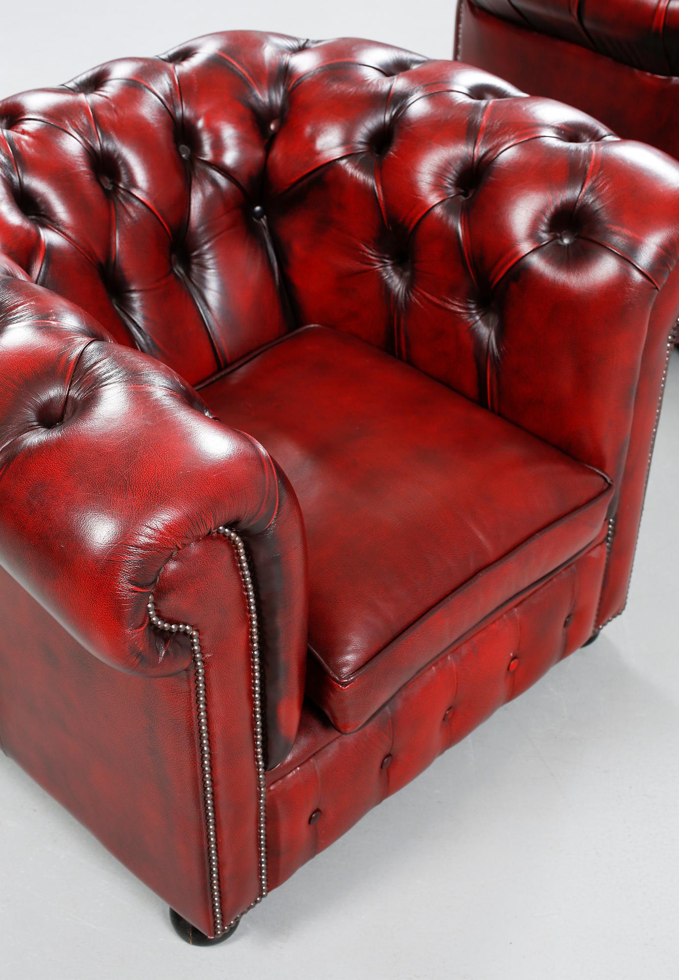 A pair of Chesterfield lounge chairs, second half of the 20th century.