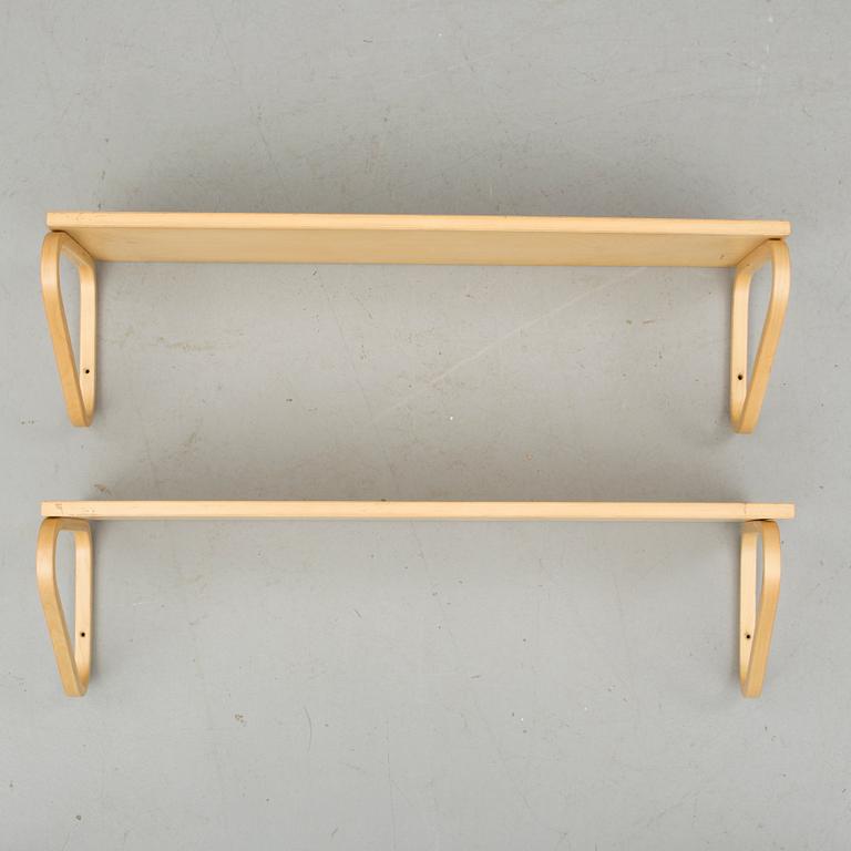 VÄGGHYLLOR, ett par. Alvar Aalto, Artek. 1900-talets andra hälft.