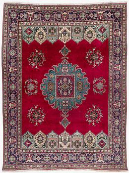 Carpet, Tabriz. Approx. 392 x 295 cm.