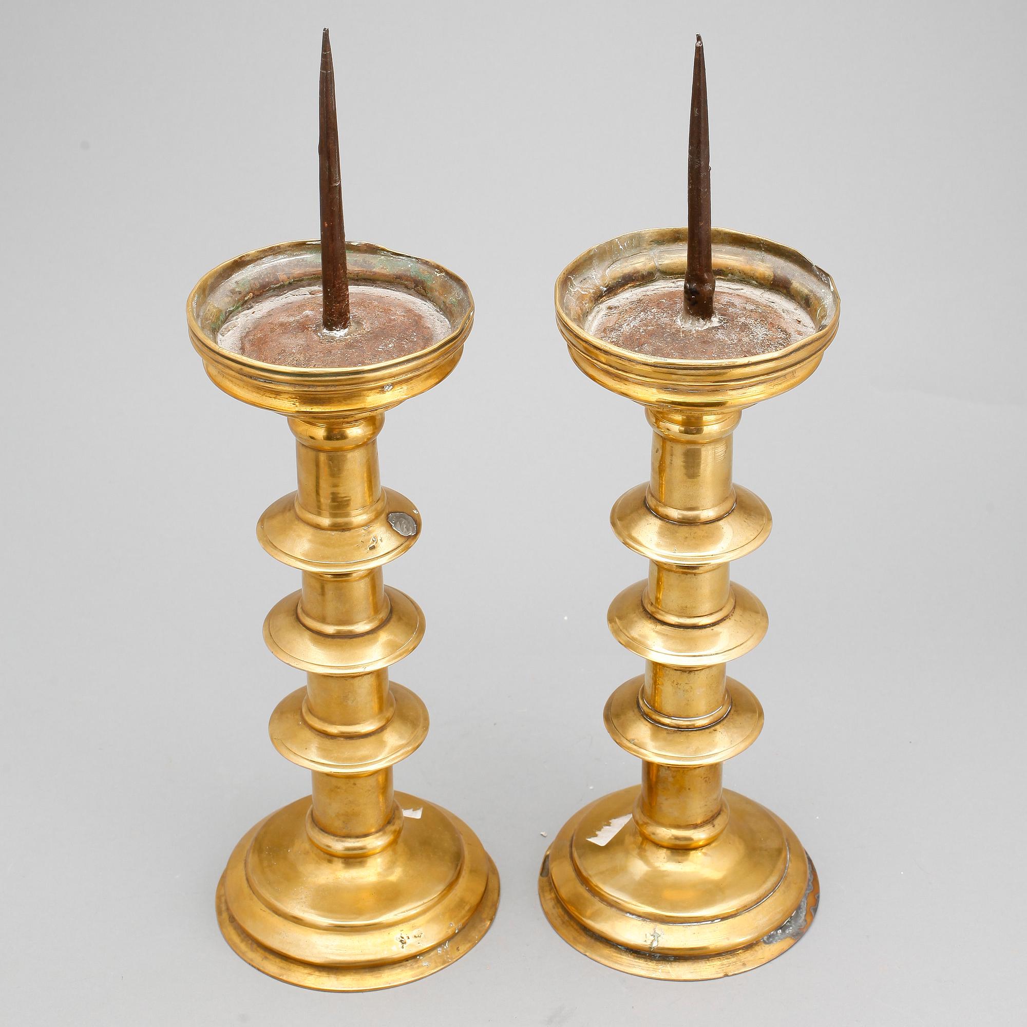 LJUSSTAKAR, ett par, mässing, sengotisk modell, 15/1600-tal.