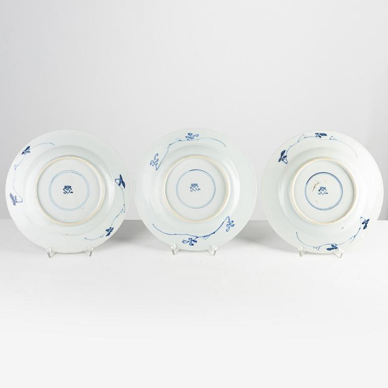 A set of six Chinese export porcelain imari plates, Qing dynasty, 18th century.