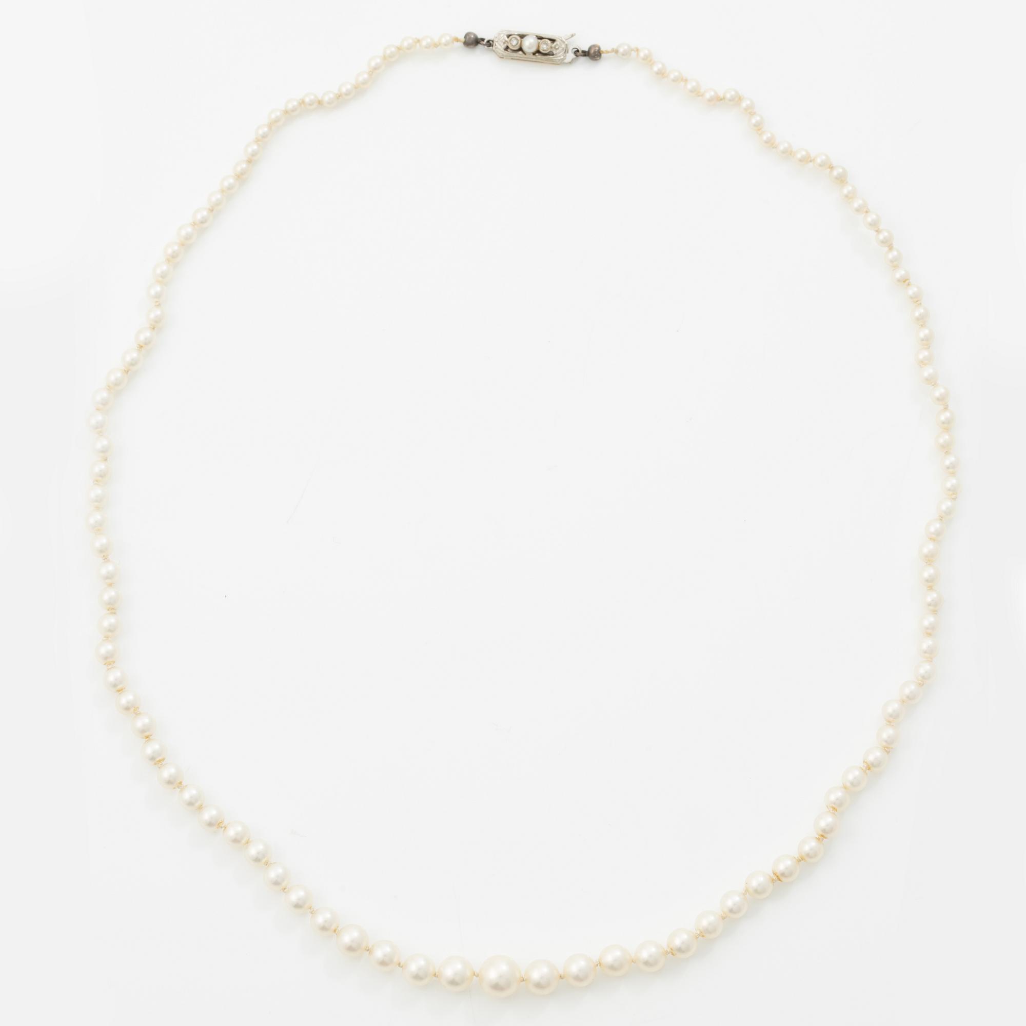 Pärlcollier, doserade odlade pärlor, med lås i 18K guld med små diamanter.