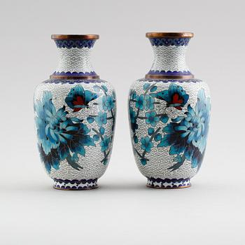 VASER, 1 par, emaljdekor, Kina, 1900-talets andra hälft.