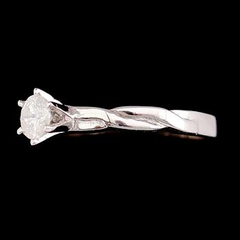 RING, 9 k vitguld, solitär briljantslipad diamant ca 0.54 ct.