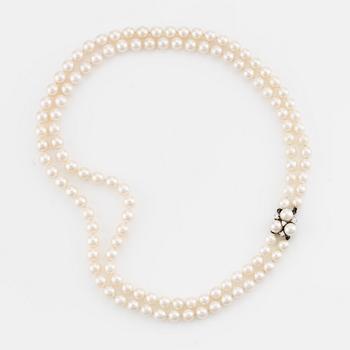 Double-stranded pearl necklace with cultured pearls.