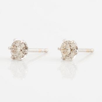 Örhängen, ett par, 18K vitguld med briljantslipade diamanter.