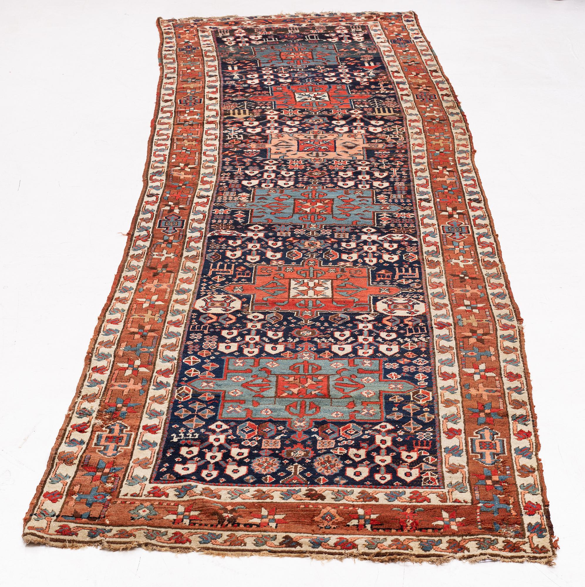 A persian gallery carpet, ca 400 x 110 cm.