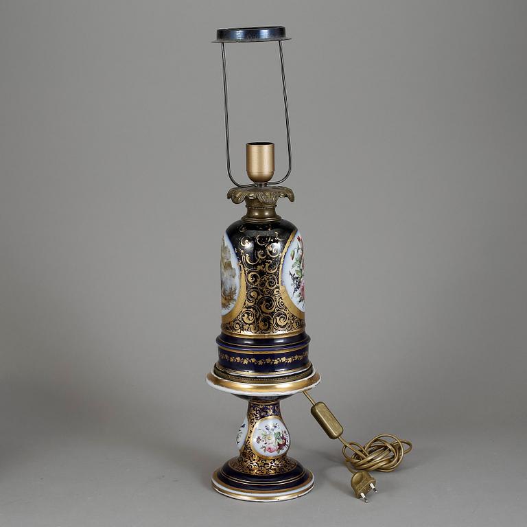 BORDSLAMPA, porslin, sent 1800-tal.