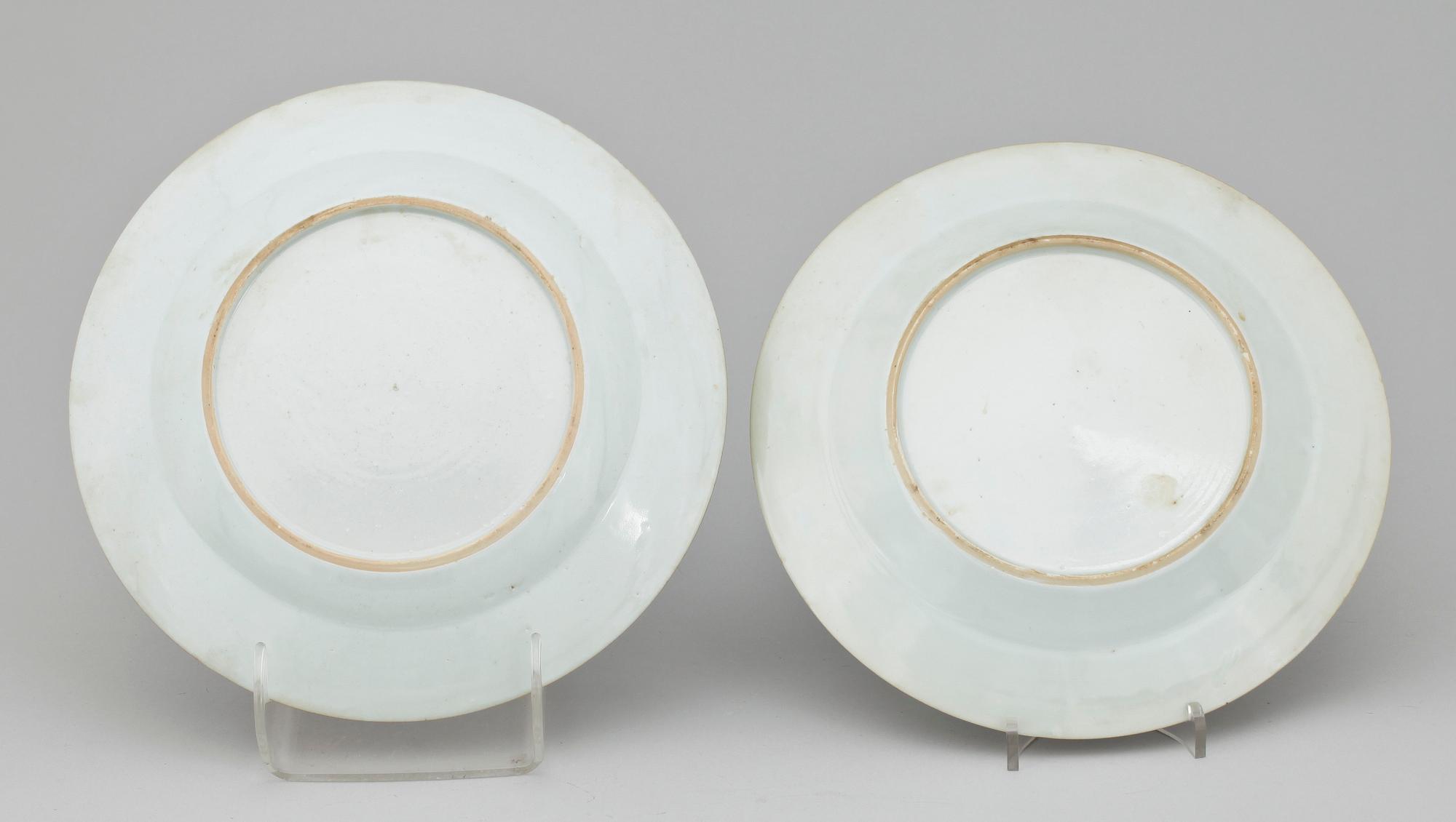 TALLRIKAR, 2 st. Porslin. Kina, Qianlong (1736-95).