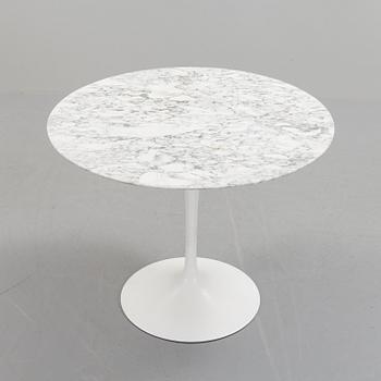 A "Tulip" table and four chairs by Eero Saarinen for Knoll International.