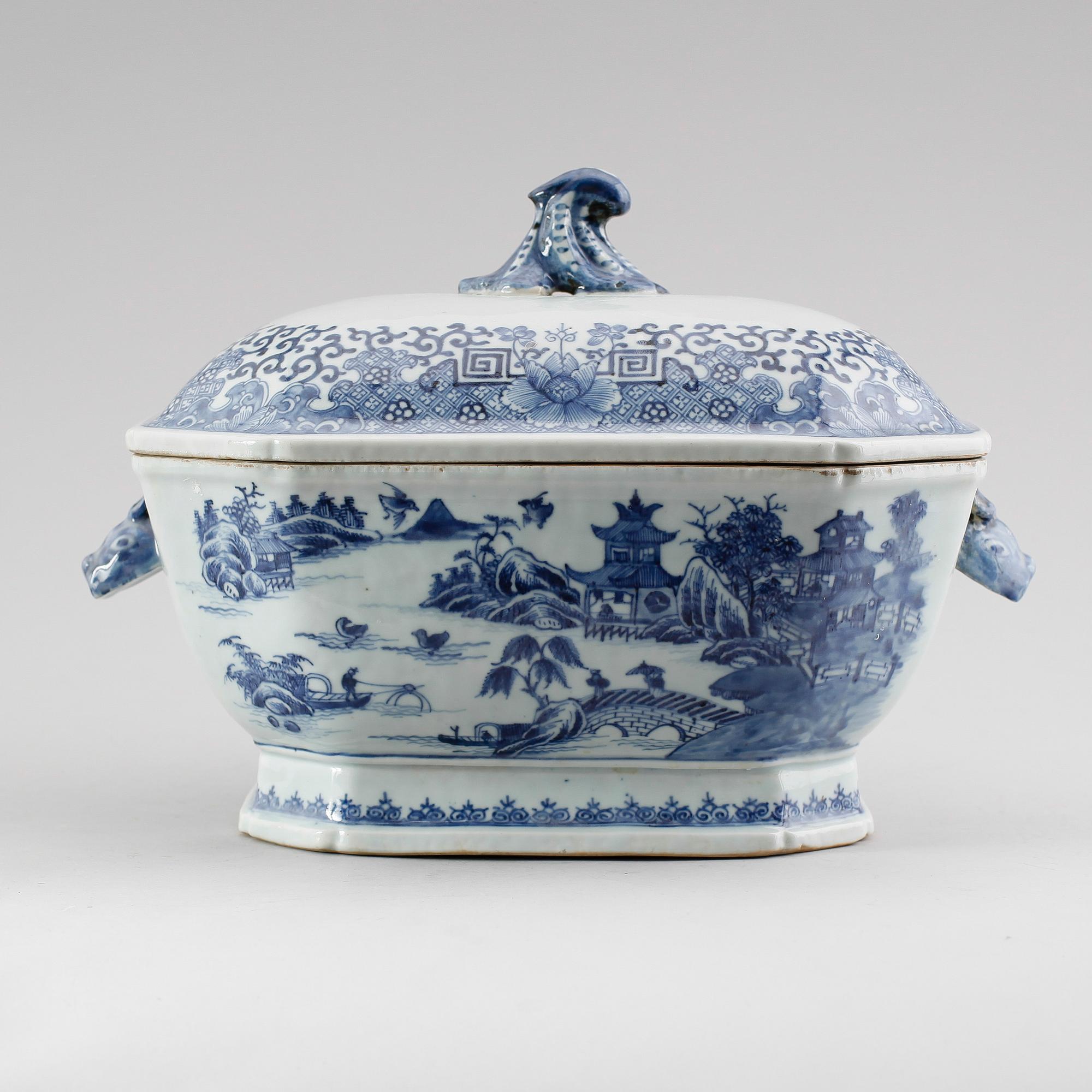 TERRIN MED LOCK, porslin, Kina, Qianlong 1736-1795.