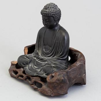 A Japanese bronze buddha, early 20th century.