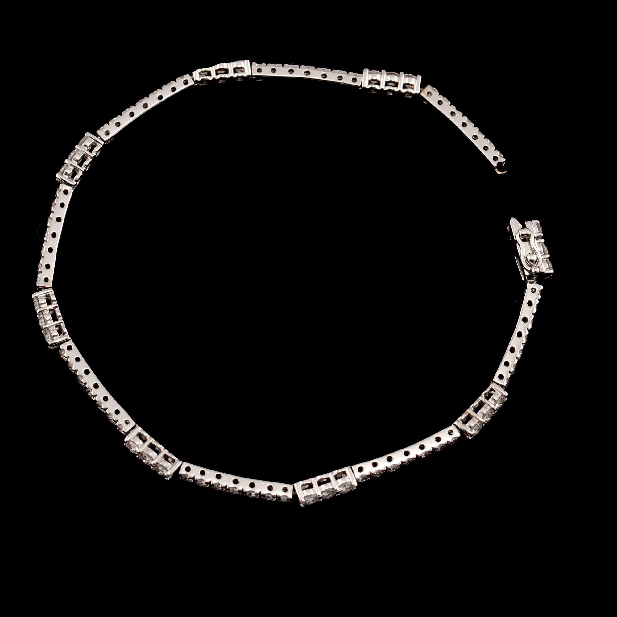 ARMBAND, 18k vitguld med briljantslipade diamanter, totalt ca 2.00 ct. Vikt 8 g.