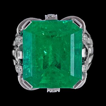 1068. RING, trappslipad smaragd, 13.73 ct, med briljantslipade diamanter, tot. 1.57 ct.