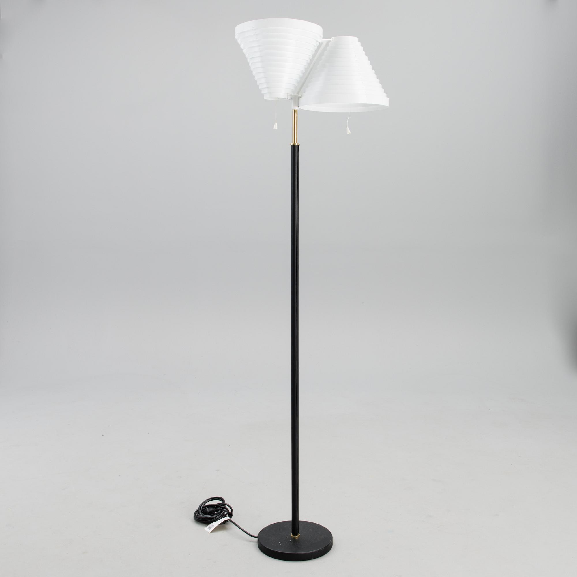 ALVAR AALTO, GOLVLAMPA, A810, formgiven 1959, 2000-tal.