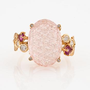 Ring med rosenkvarts, rosa turmaliner och briljantslipade diamanter.