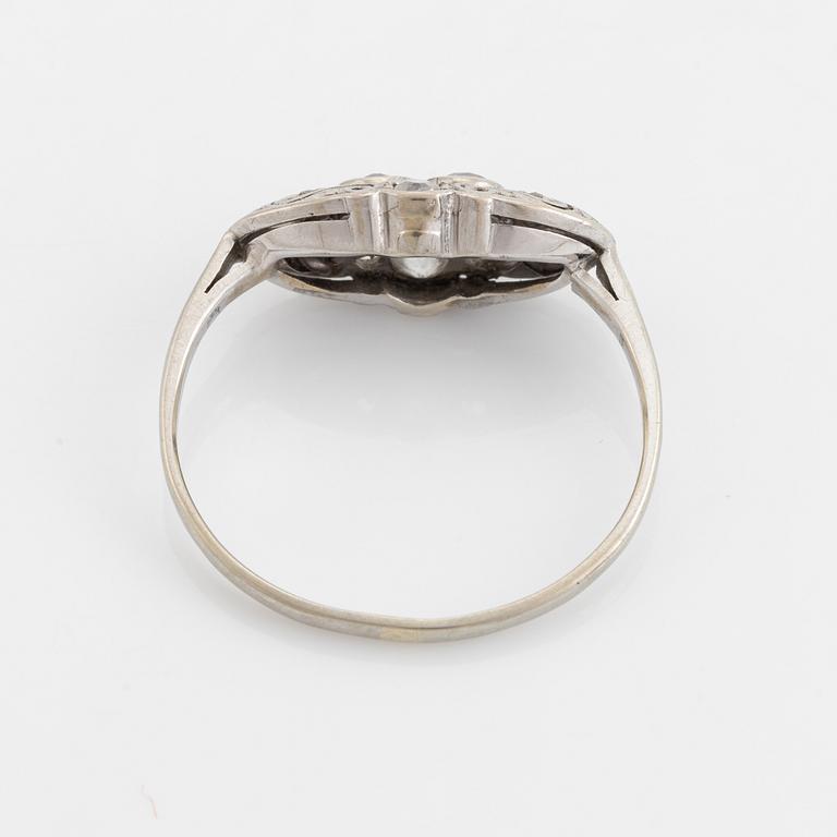 Diamantring, med gammalslipade diamanter.