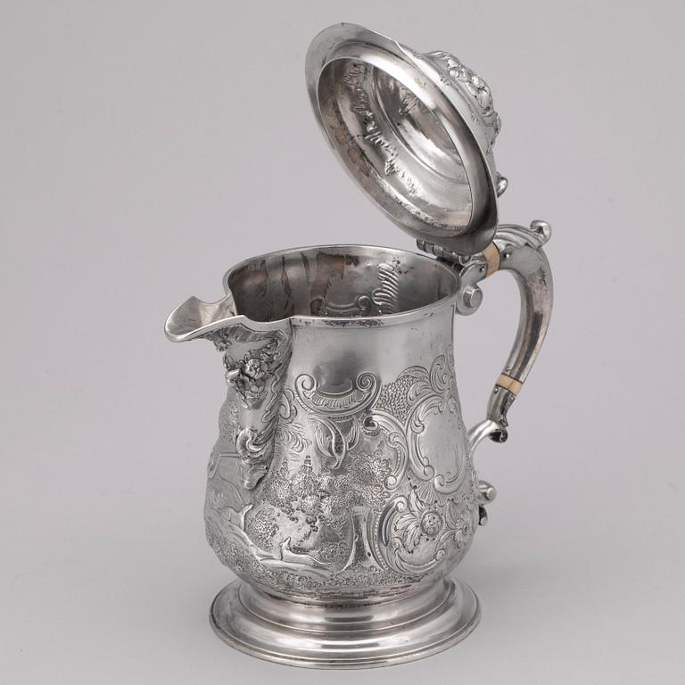 DRYCKESKANNA med snås, William Grundy London 1752/53. Totalvikt 1087 gr.
