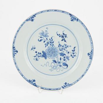 Servisdelar, porslin, 43 st, Kina, Qingdynastin, mestadels Qianlong (1735-95).
