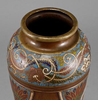 VAS, cloissoné, Kina, 1900-talets början.