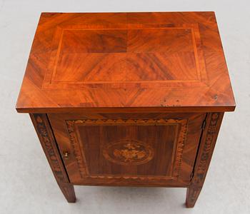 POTTSKÅP, Louis XVI-stil, troligen Italien 1800-tal.