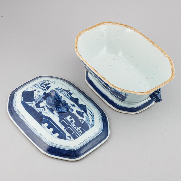 A blue and white tureen with cover, Qing dynasty, 19th Century.