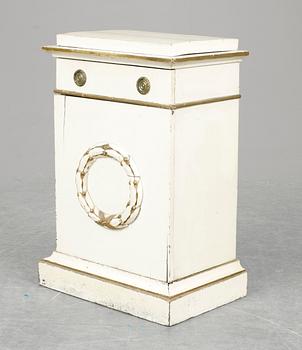 132. SKÅP. 1800-tal.