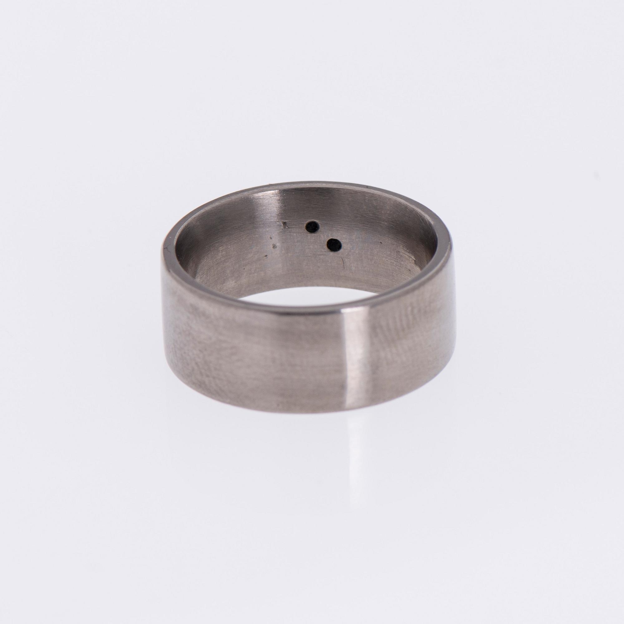 RING, titan, 2 små diamanter. 2000-tal.
