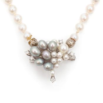 A cultured saltwater pearl and diamond necklace/brooch. Total carat weight of diamonds circa 0,20 ct.