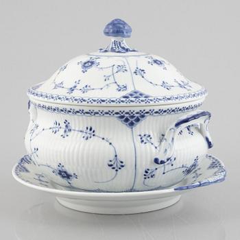 A 'Blue Fluted Half Lace' porcelain tureen with cover and stand / dish, Royal Copenhagen, model 601 and 666, 1898-1923.
