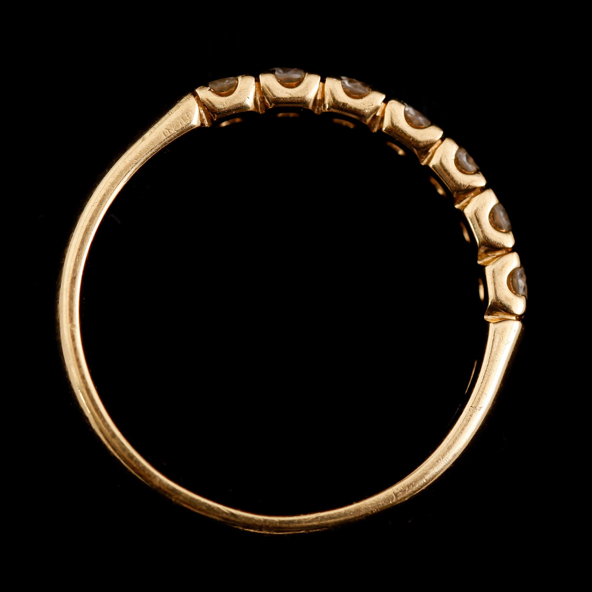 ALLIANSRING, 18 k guld med 7 briljantslipade diamanter, svenska stämplar 1992. Total vikt ca 4 gram.