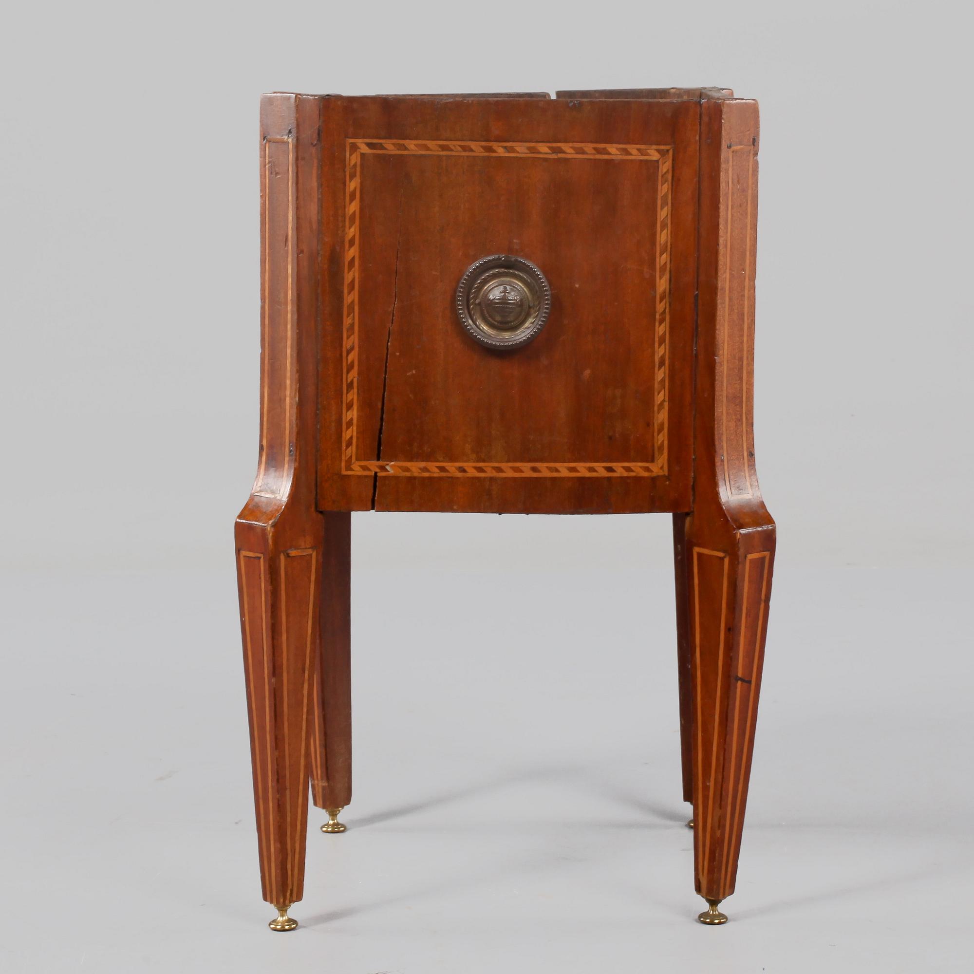 YTTERFODER, Louis XV-stil, 1900-talets första hälft.