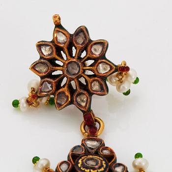 An Indian demi parure comprising a necklace and a pair of earrings.