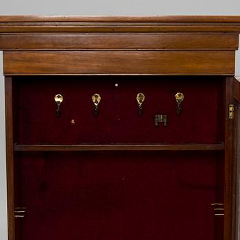 VAPENSKÅP, 1800-tal.