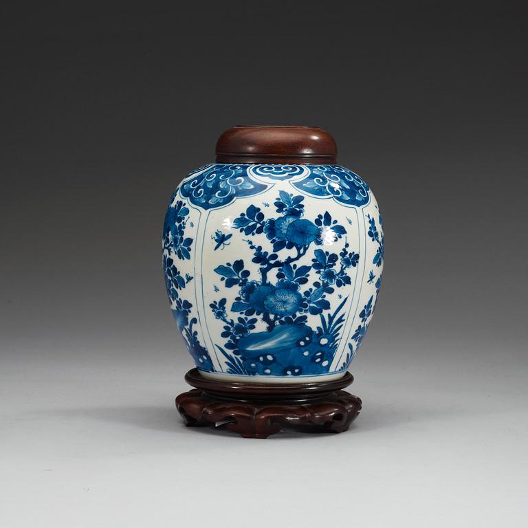 A blue and white jar, Qing dynasty, Kangxi (1662-1722).