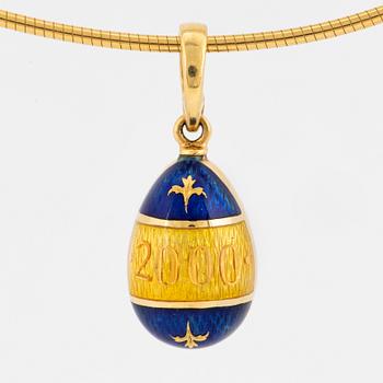 An 18K enamelled Fabergé pendant.