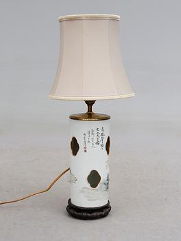 BORDSLAMPA/LYKTA, porslin, Kina, 1900-tal.