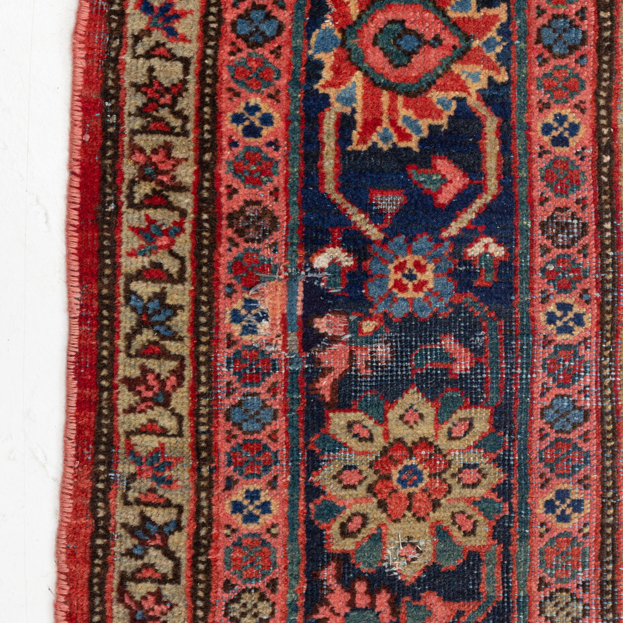 An antique/semi-antique Sarouk / Mahal carpet, c. 505 x 320 cm.