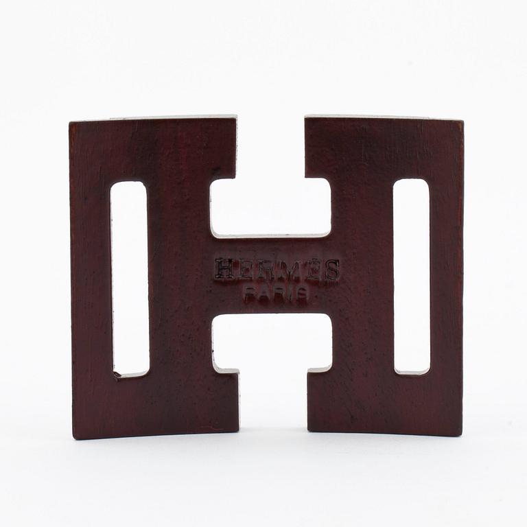 HERMÈS, a shawl buckle in wood.