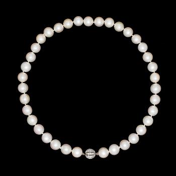 191. NECKLACE, cultured fresh water pearls, 11,4 mm, clasp set with brilliant cut diamonds, tot. app. 0.50 cts. Lantz.