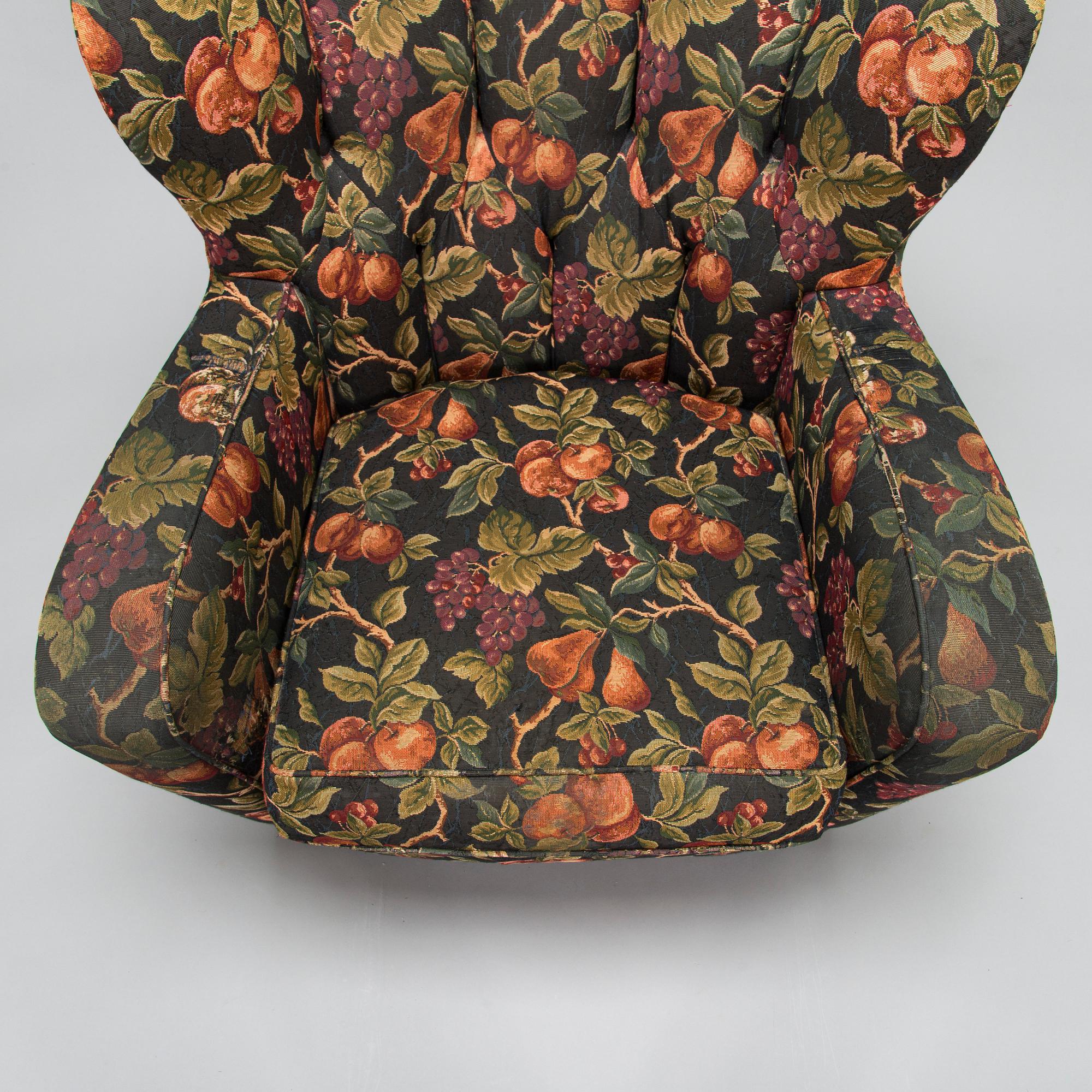 A mid-20th century armchair.