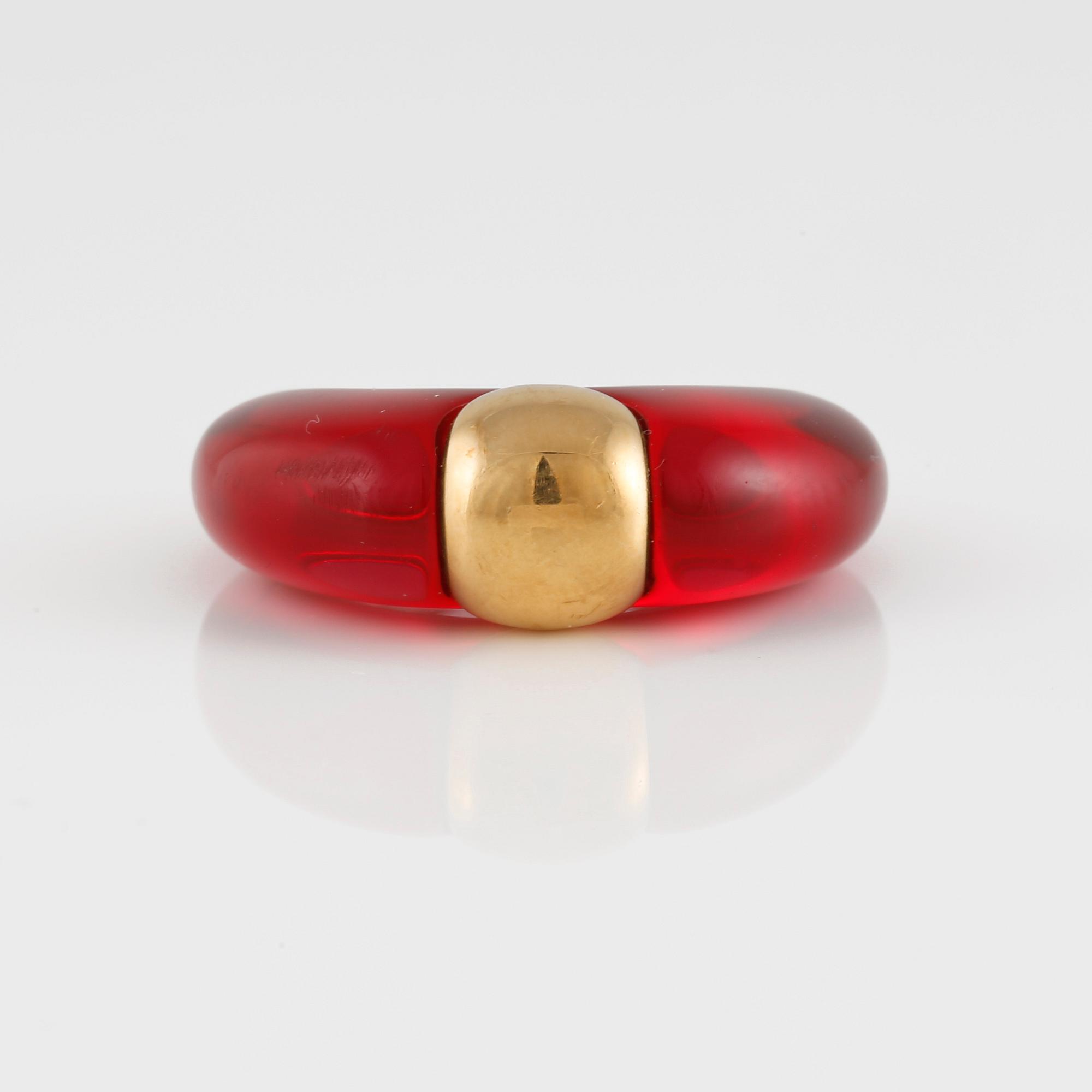 RING, 18K guld med syntetisk rosa harts. Vikt 3,2 gram.