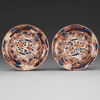 372. A pair of Japanese Imari chargers, Genroku, 18th Century.