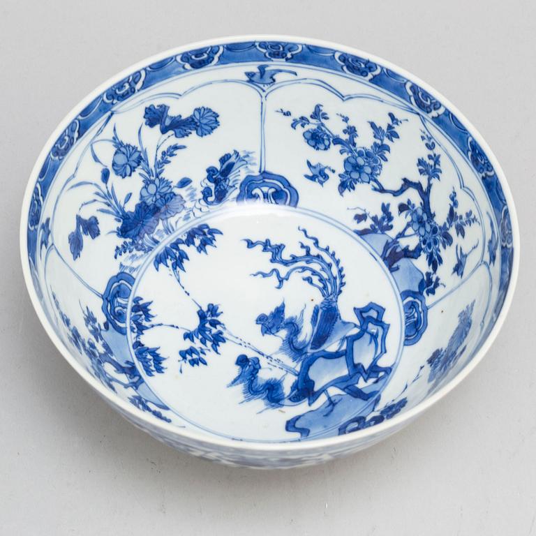 A blue and white bowl, Qing dynasty, Qianlong, Kangxi (1662-1722).