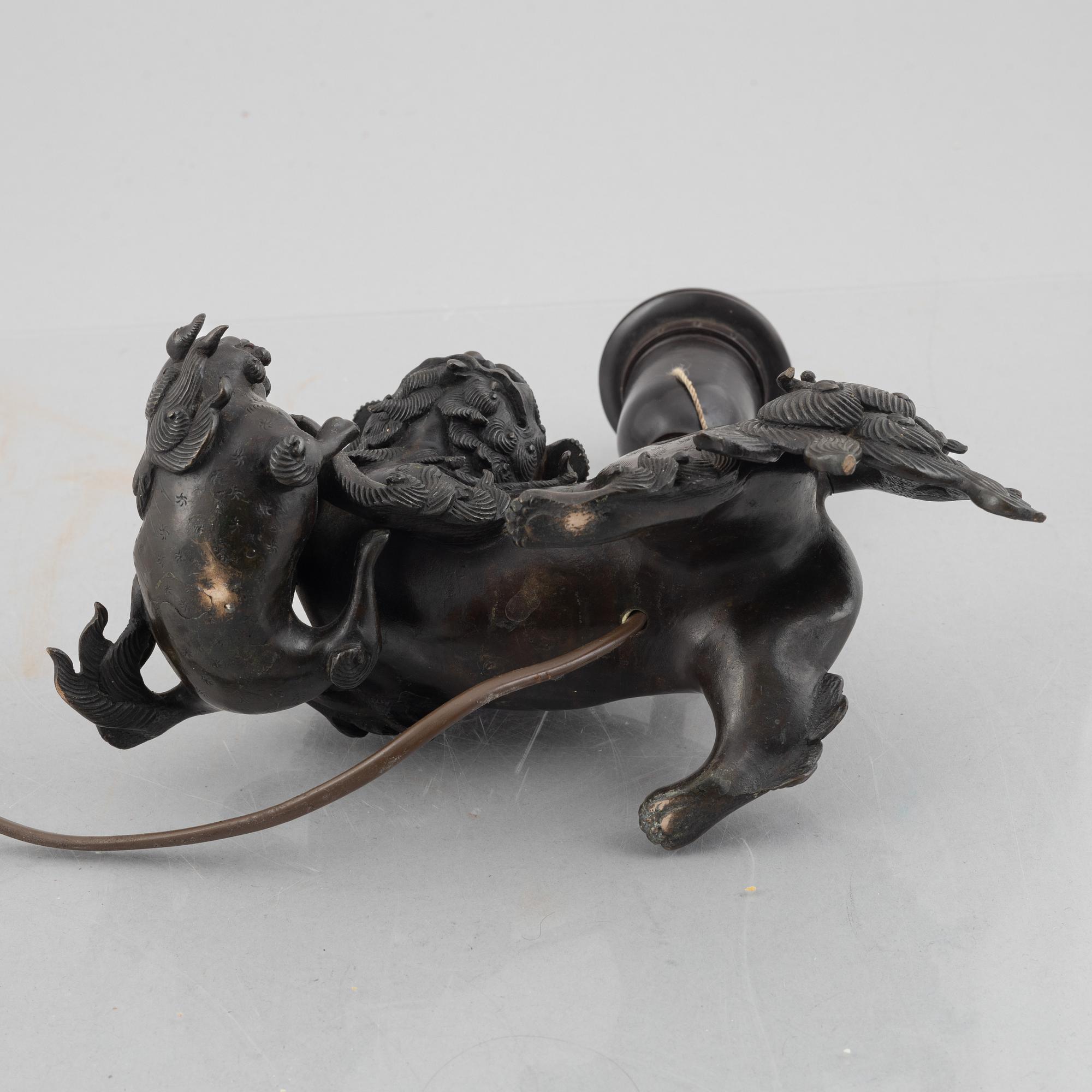 Figurin omgjord till bordslampa, brons, Japan, Meiji (1868-1912).