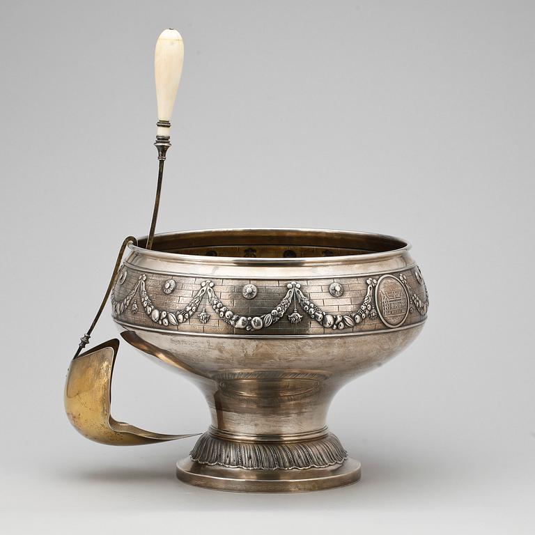 BÅLSKÅL samt SLEV, silver, C G. Hallberg, Stockholm, 1898. Totalvikt 1659 gram.